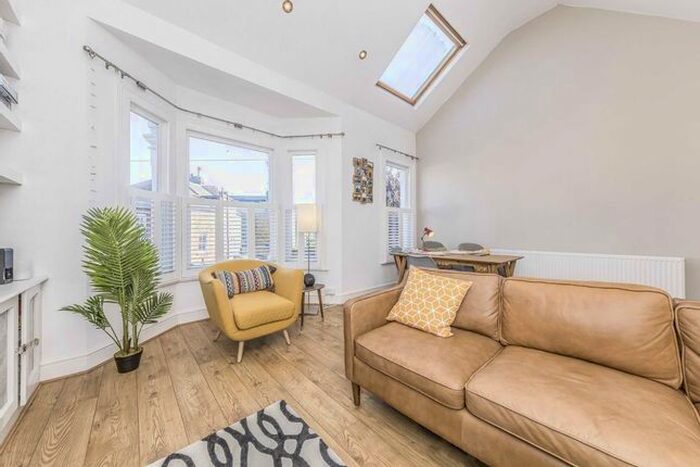 2 Bedroom Flat To Rent In Ravenslea Road, London, SW12