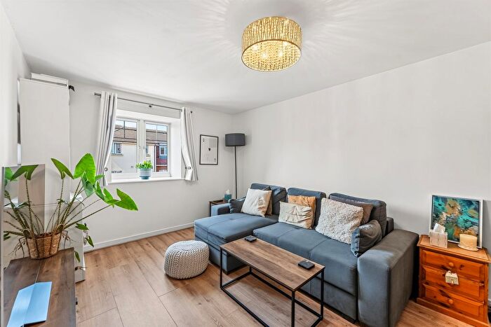 2 Bedroom Flat For Sale In Schoolgate Drive, Morden, SM4