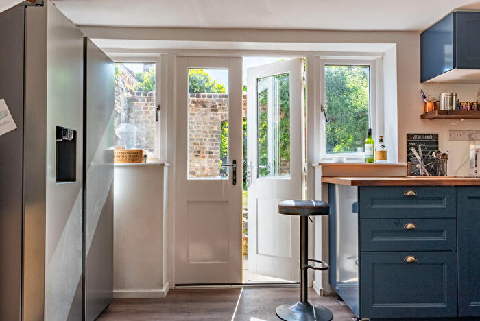 3 Bedroom End Of Terrace House For Sale In High Street, Markyate, St. Albans, Hertfordshire, AL3