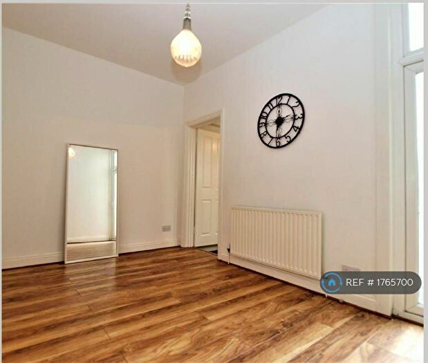 4 Bedroom Semi-Detached House To Rent In Bromley Gardens, Bromley, BR2