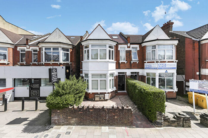 3 Bedroom Flat To Rent In A Green Lanes, N13