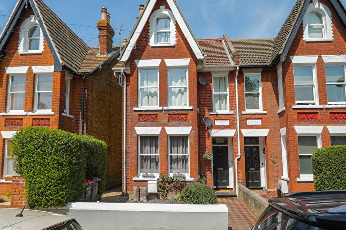 2 Bedroom Flat For Sale In Queens Gardens, Herne Bay, Kent, CT6