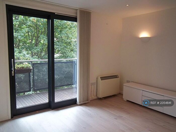 2 Bedroom Flat To Rent In Winton Court, London, N1