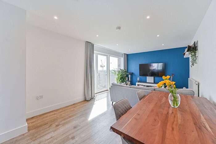 2 Bedroom Flat To Rent In Cobham House, Kidbrooke, London, SE3