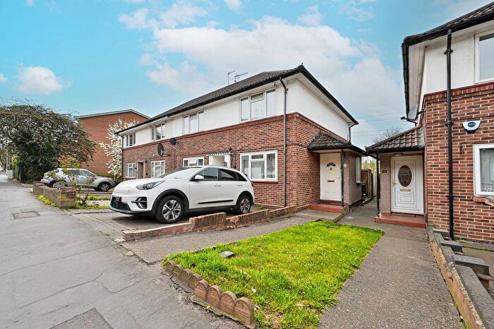 2 Bedroom Flat For Sale In Bushey Grove Road, Bushey, WD23