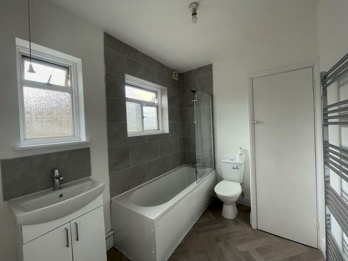 2 Bedroom Flat To Rent In The Brent, Dartford, Kent, DA1