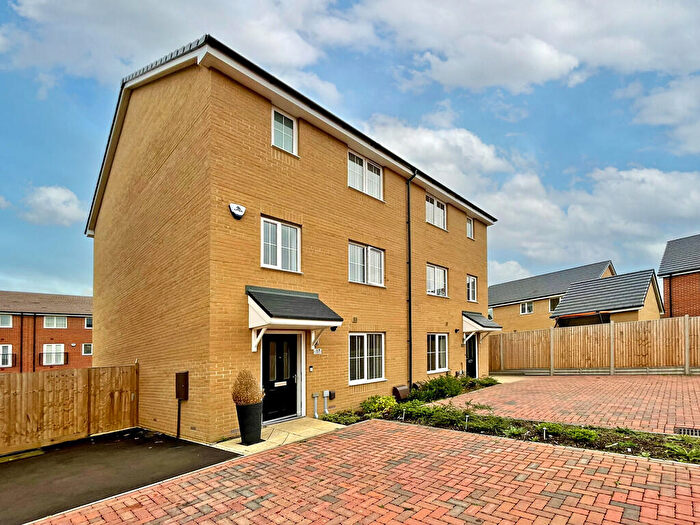 4 Bedroom Semi Detached House For Sale In Daffodil Drive, Biggleswade, SG18