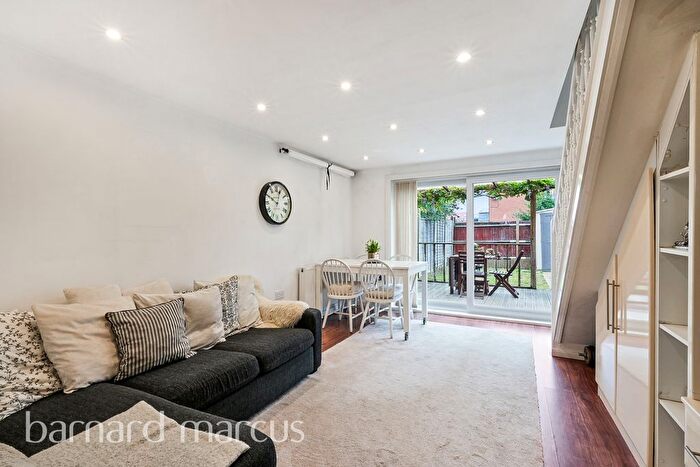 2 Bedroom Property To Rent In Yale Close, Hounslow, TW4