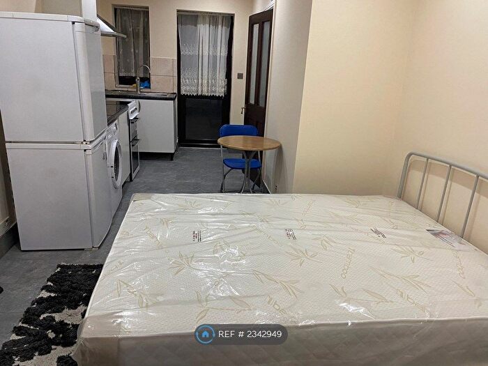 Studio To Rent In High Road, Romford, RM6