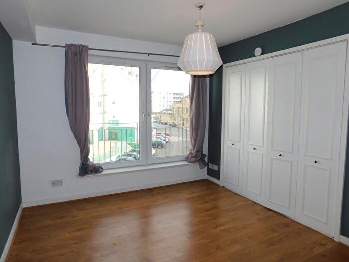 2 Bedroom Flat To Rent In , Albion Gardens, Edinburgh, EH7