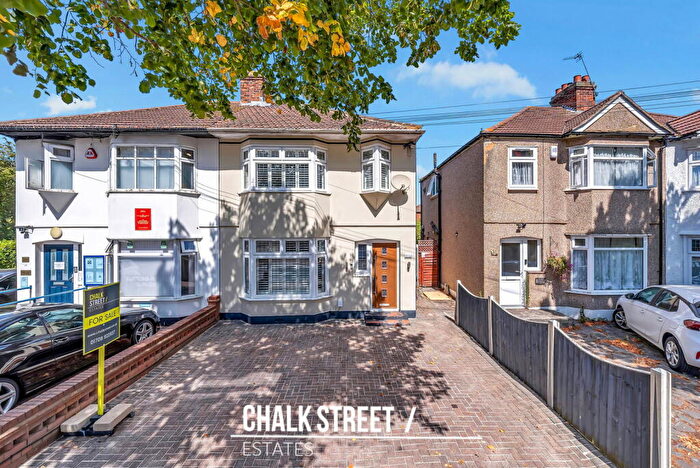 3 Bedroom Semi-Detached House For Sale In Suttons Avenue, Hornchurch, RM12