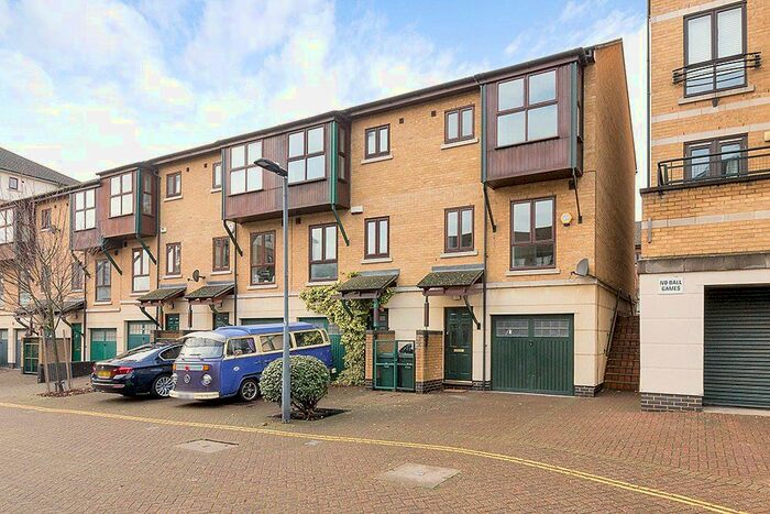 3 Bedroom End Of Terrace House To Rent In Constable Avenue, London, E16