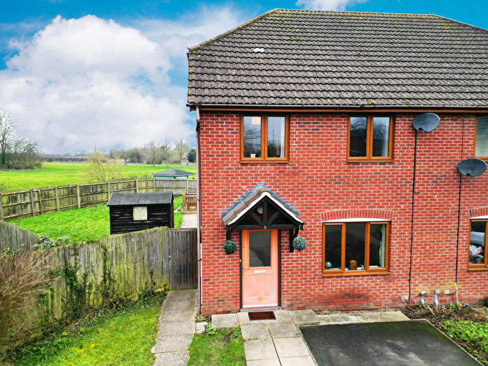 3 Bedroom Semi-Detached House For Sale In Hockley Close, Rugby, CV23