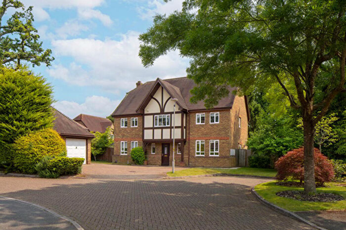 5 Bedroom Detached House For Sale In Cedar Close, Iver Heath, SL0