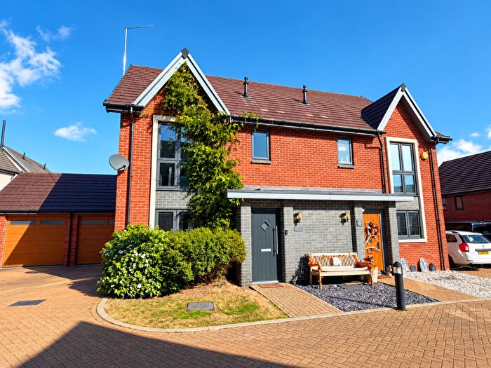 3 Bedroom Semi-Detached House For Sale In Wymondham Close Daventry West Northamptonshire, NN11