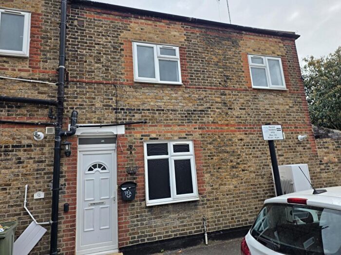 2 Bedroom Flat To Rent In Waverley Road, Walthamstow, London, E17