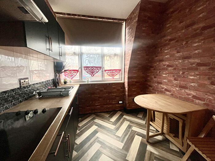Flat To Rent In High Road, N22