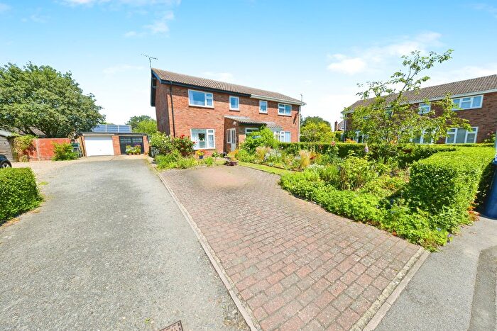 3 Bedroom Semi-Detached House For Sale In Lewis Close, Abington, Cambridge, Cambridgeshire, CB21