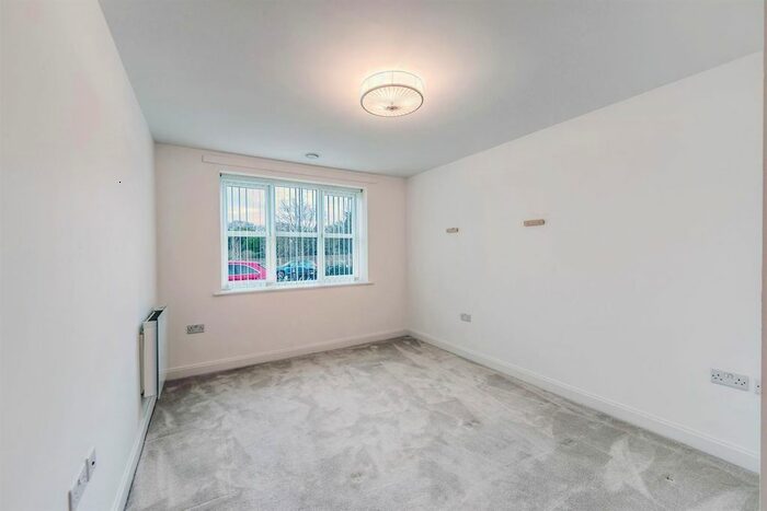 2 Bedroom Flat For Sale In Loddon House, London Road, Ruscombe, RG10
