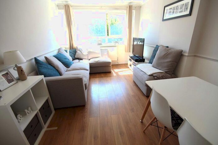 1 Bedroom Flat To Rent In Corbyn Street, London, N4