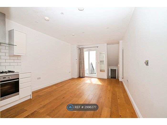 2 Bedroom Flat To Rent In North End Road, London, SW6