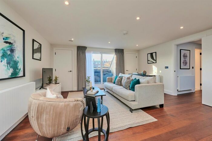 2 Bedroom Flat To Rent In Beechcroft Avenue, Golders Green, NW11