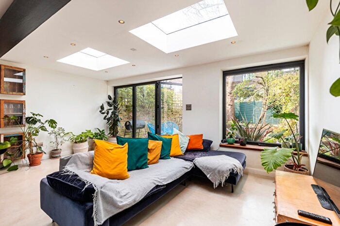 2 Bedroom Flat To Rent In Saltoun Road, London, SW2