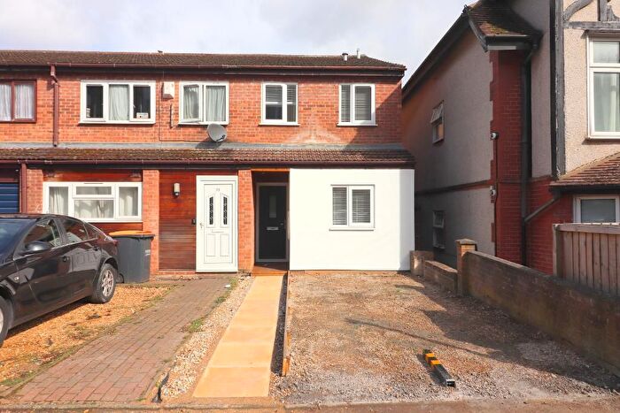 3 Bedroom End Of Terrace House To Rent In Downs Road, Luton, Bedfordshire, LU1