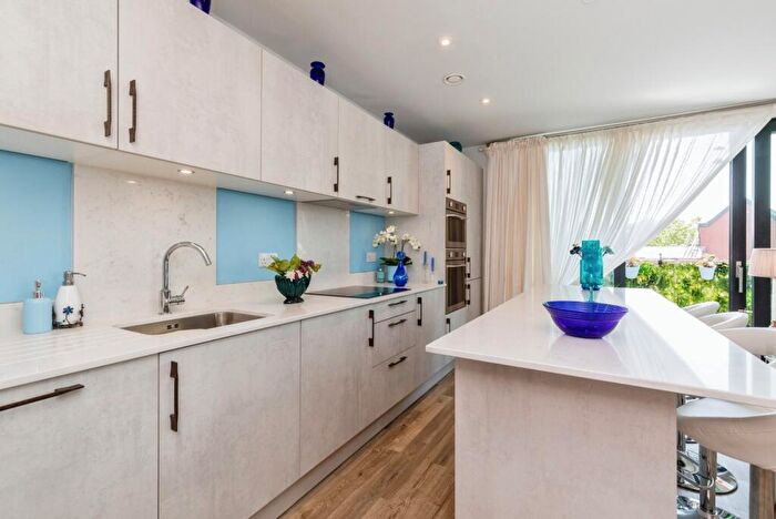 2 Bedroom Flat For Sale In St. Johns Road, Southville, Bristol, Somerset, BS3 - Photo 3