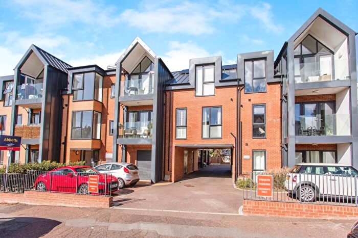 2 Bedroom Flat For Sale In Grosvenor Road, Westcliff-On-Sea, Essex, SS0