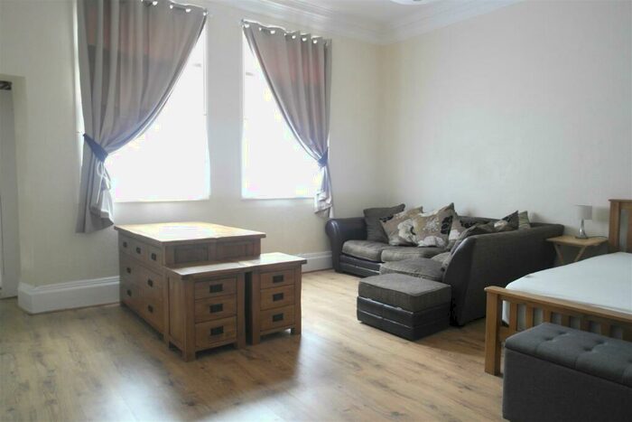 Studio To Rent In Bishop Lane, HU1