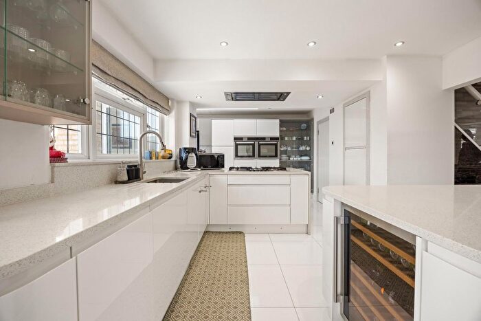 4 Bedroom Detached House For Sale In Trinity Close, Stanwell, TW19