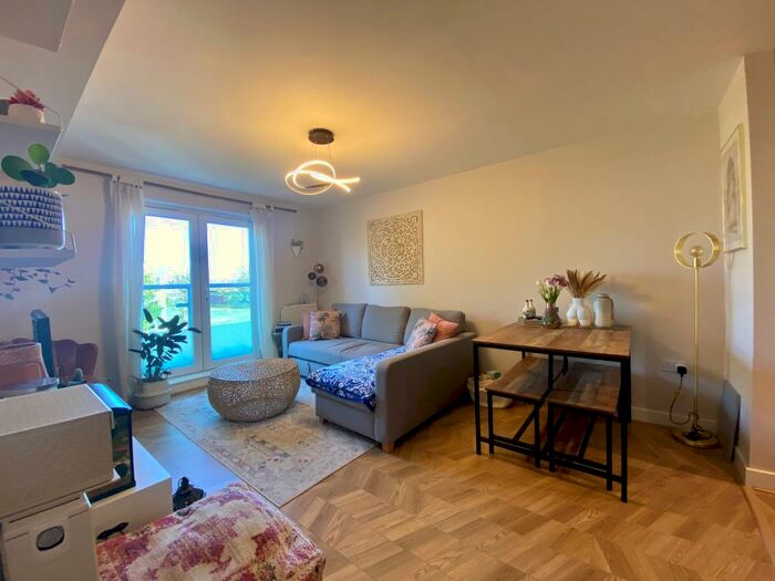 2 Bedroom Apartment To Rent In Leatherhead, KT22