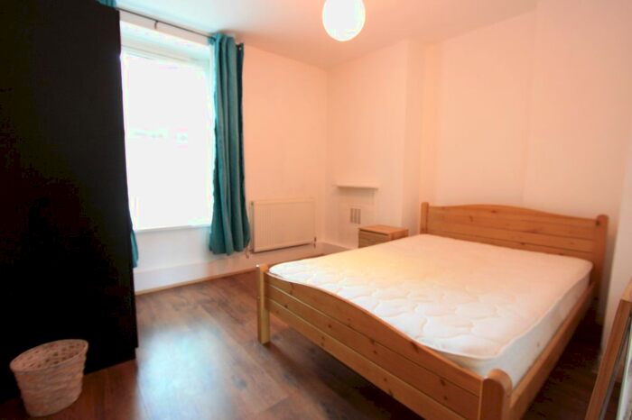 3 Bedroom Flat To Rent In Newton House, Clapham, SW8