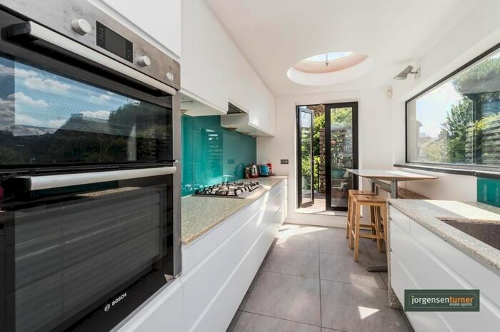 4 Bedroom Maisonette To Rent In Loftus Road, Shepherds Bush, London, W12