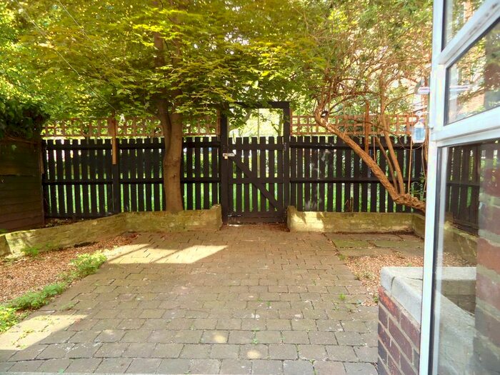 1 Bedroom Flat To Rent In Off Strasburg Road, Near Battersea Park, SW11