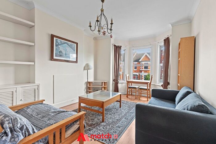 3 Bedroom Flat To Rent In Windmill Road, Ealing, London, W5