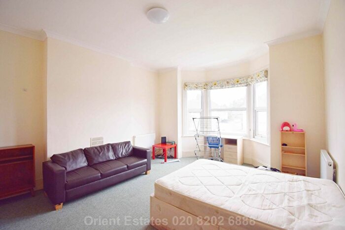 3 Bedroom Flat To Rent In Station Road, London, NW4