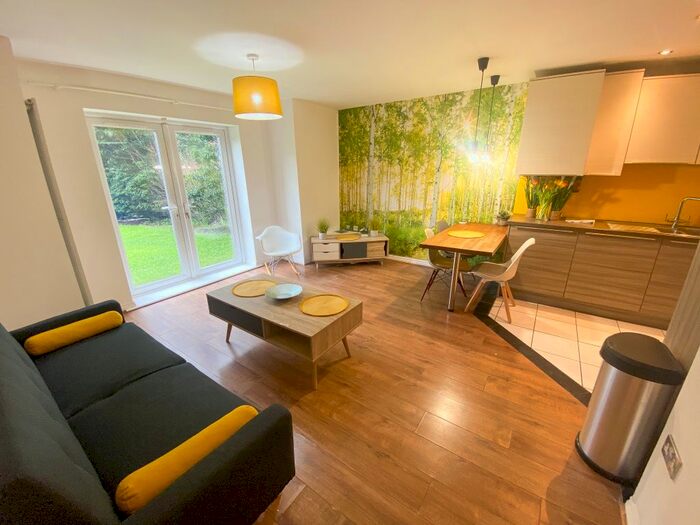 2 Bedroom Flat To Rent In Montague Road, Manchester, M16