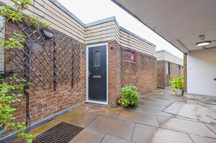 2 Bedroom Flat For Sale In Burr Close, St Katharine Docks, London, E1W