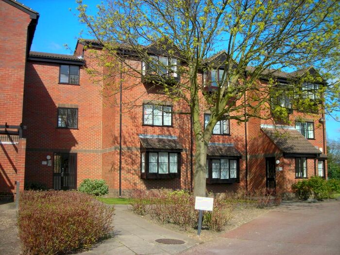 2 Bedroom Flat To Rent In Gladbeck Way, Enfield, EN2
