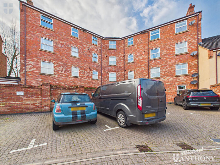 2 Bedroom Flat For Sale In Crowell Mews, Aylesbury, HP19