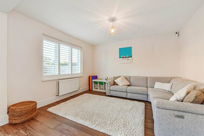 4 Bedroom Detached House For Sale In Minstrel Close, Alton, Hampshire, GU34