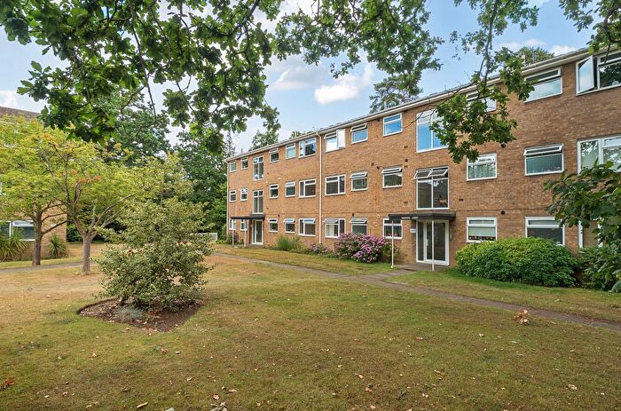 1 Bedroom Flat For Sale In Oakdene Court, Walton-On-Thames, Surrey, KT12