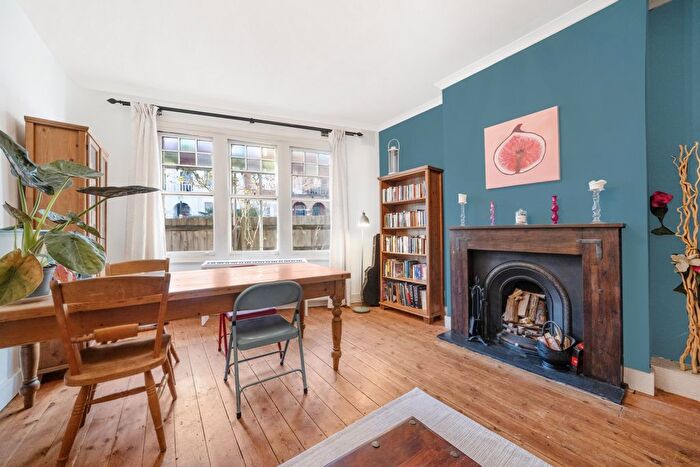 2 Bedroom Flat For Sale In Harvey Road, Crouch End, N8