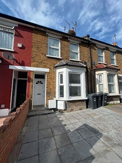 3 Bedroom Flat To Rent In Ley Street, Ilford, IG1