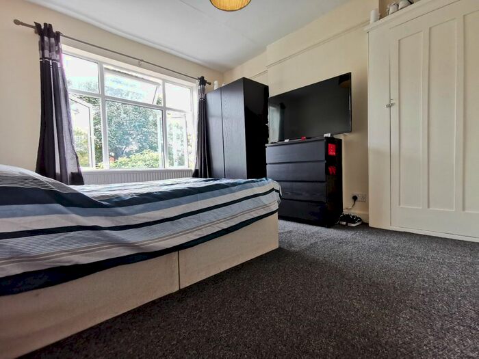 Studio To Rent In Kings Road, London, NW10