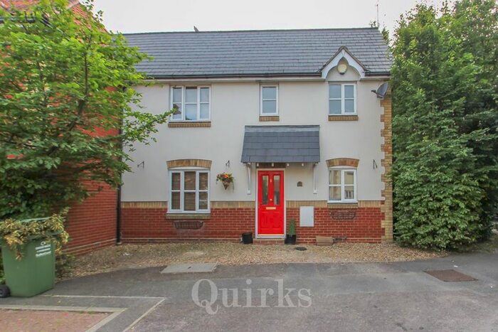 2 Bedroom Property To Rent In Bramble Tye, Laindon, Basildon SS15