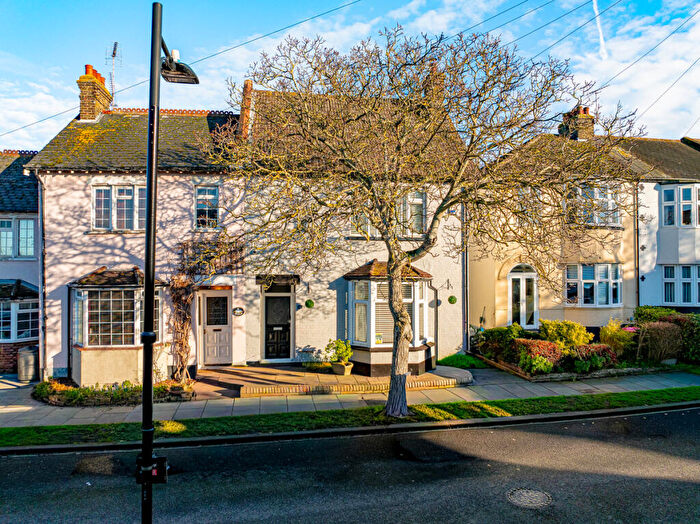 3 Bedroom Semi-Detached House For Sale In Recreation Avenue, Leigh-on-sea, SS9