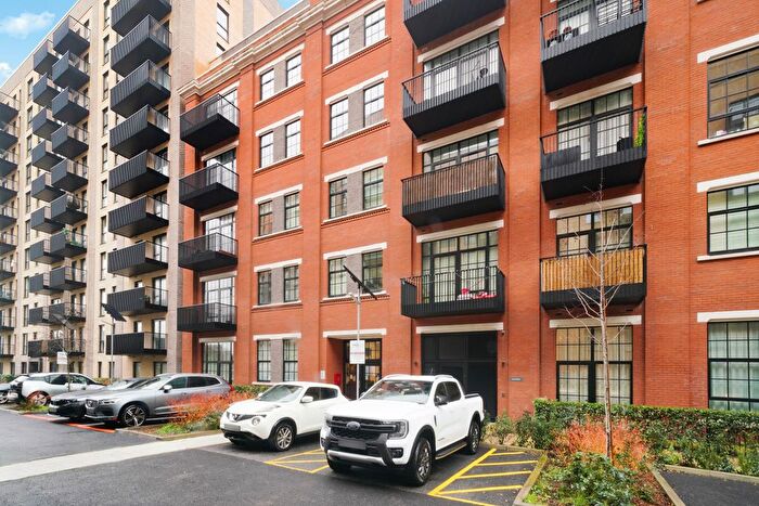 2 Bedroom Flat To Rent In Farine Avenue, Hayes, UB3